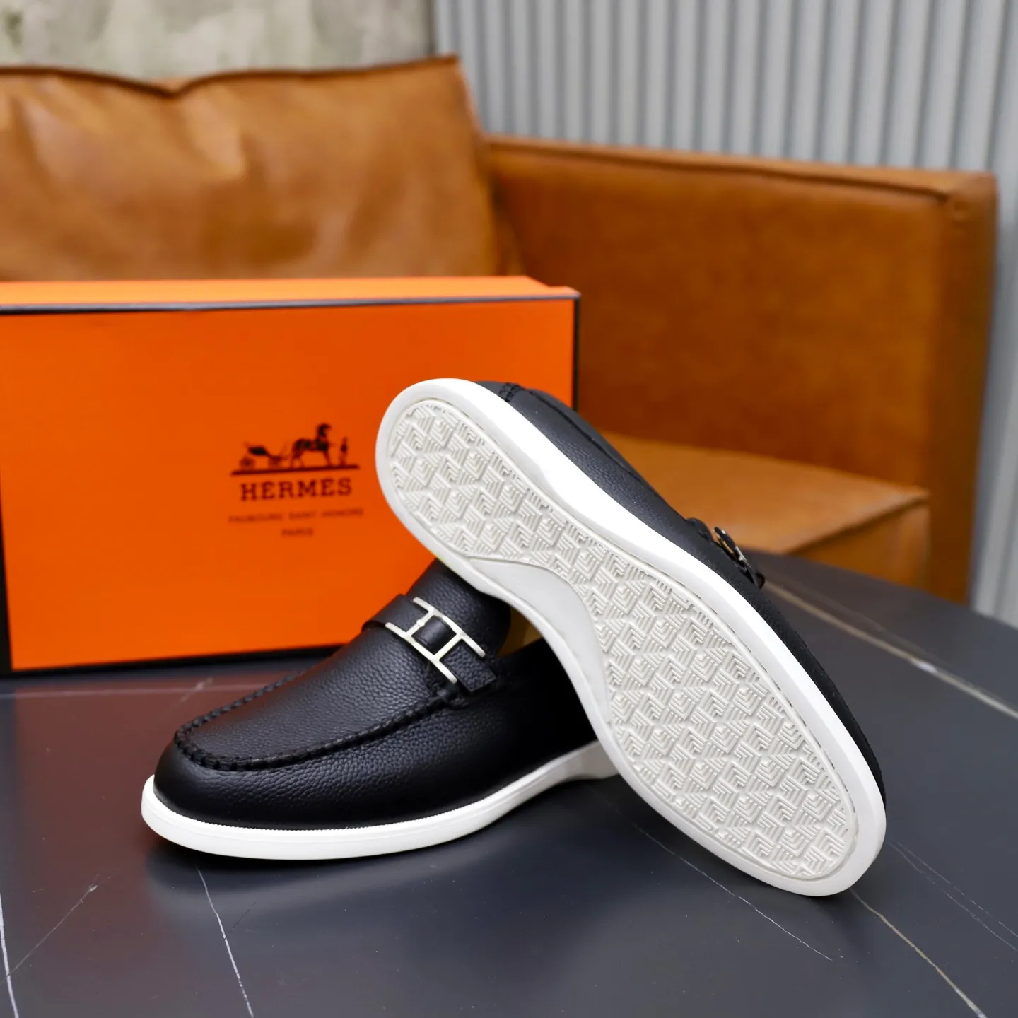 Ex-factory price: 560💰Hermès/Hermès slip-on men's shoes. This shoe is made of imported pebbled cowhide. It has simple and smooth lines and is combined with aerodynamically designed 3CM rubber foam ultra-light soles! Youthful and fashionable, classic H-shaped hardware buckle decoration, calf lining gently wraps the feet, with logo cowhide feet, casual and urban style, highlighting youthful vitality, sports and leisure version, super versatile, code number: 38-39-40-41-42-43-44 standard leather shoe size (45 can be customized but does not support returns)